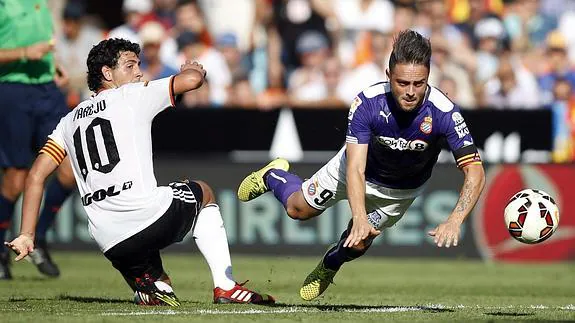 Parejo (i) y Sergio García peleean por el balón. 