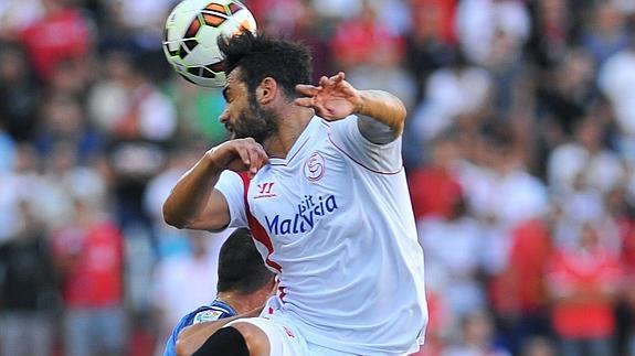 Iborra cabecea el balón.  