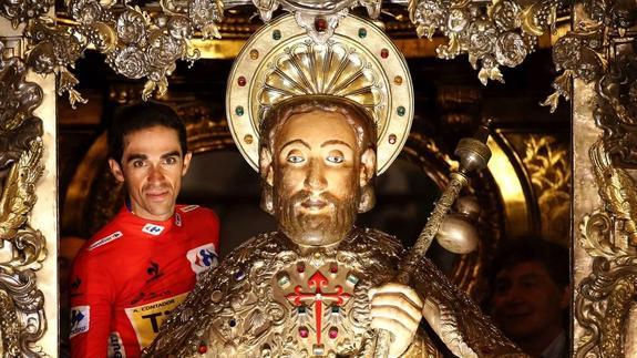 Contador posa con el Apóstol Santiago después de ganar la Vuelta. 