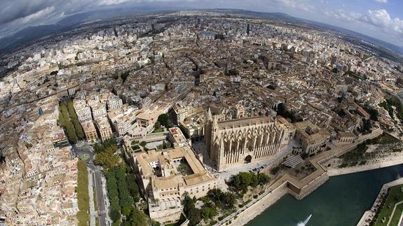 Vista de Palma de Mallorca con la catedral en primer plano. 