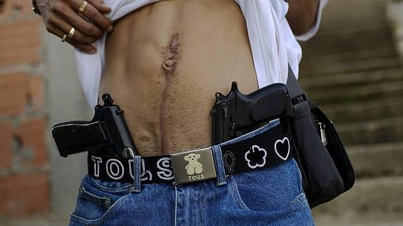 Un hombre muestra dos pistolas en Caracas