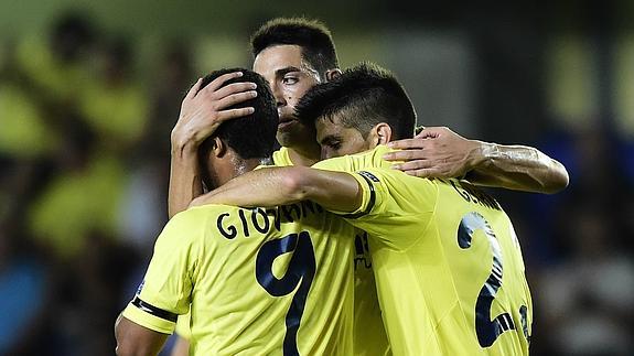 Los jugadores del Villarreal celebran un gol. 