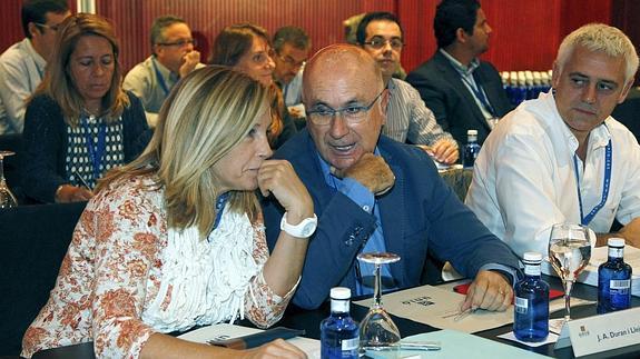 El líder de Unió Democrática de Catalunya (UDC), Josep Antoni Duran Lleida (c), conversa con la vicepresidenta del Govern, Joana Ortega, durante el Consell Nacional. 