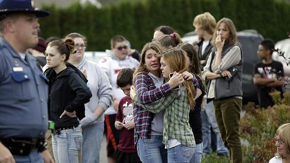 Dos niñas se abrazan a las fueras del instituto Pilchuck de Marysville 