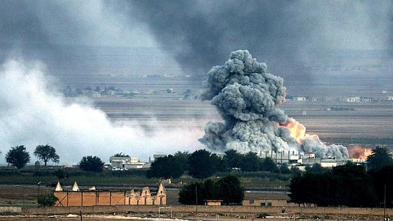 Una explosión tras un bombardeo presuntamente efectuado por la coalición internacional, liderada por EE UU, en el enclave kurdo sirio de Kobani 