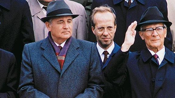 Mijaíl Gorbachov y Erich Honecker, días antes como jefe del Partido Comunista.  