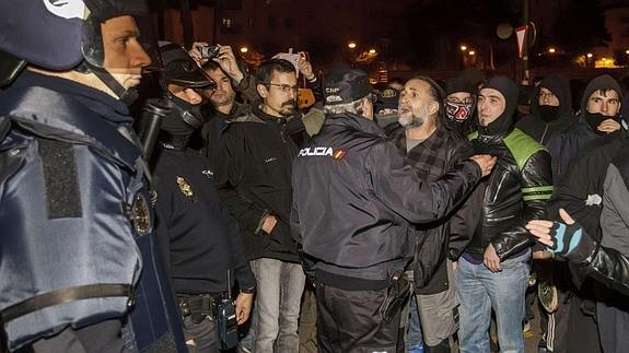 Un agente discute con varios de los manifestantes