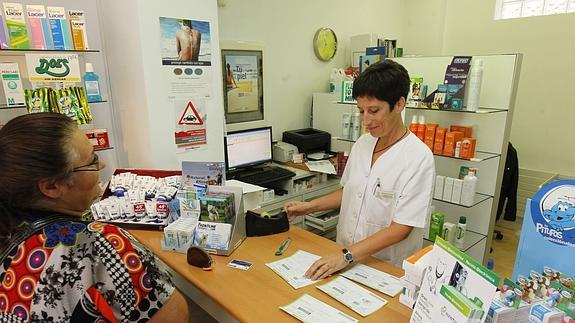 Una mujer en una farmacia. 