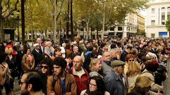 Cientos de personas se concentran en La Plaza Nueva de Sevilla para despedir a la duquesa de Alba.