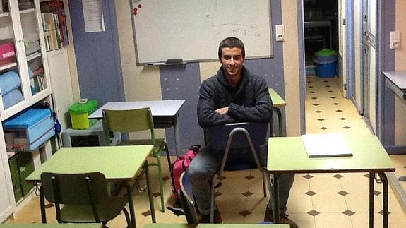 Paco, sentado dentro del aula donde da las clases 