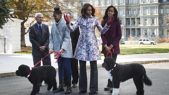 Michelle Obama, con sus hijas. 