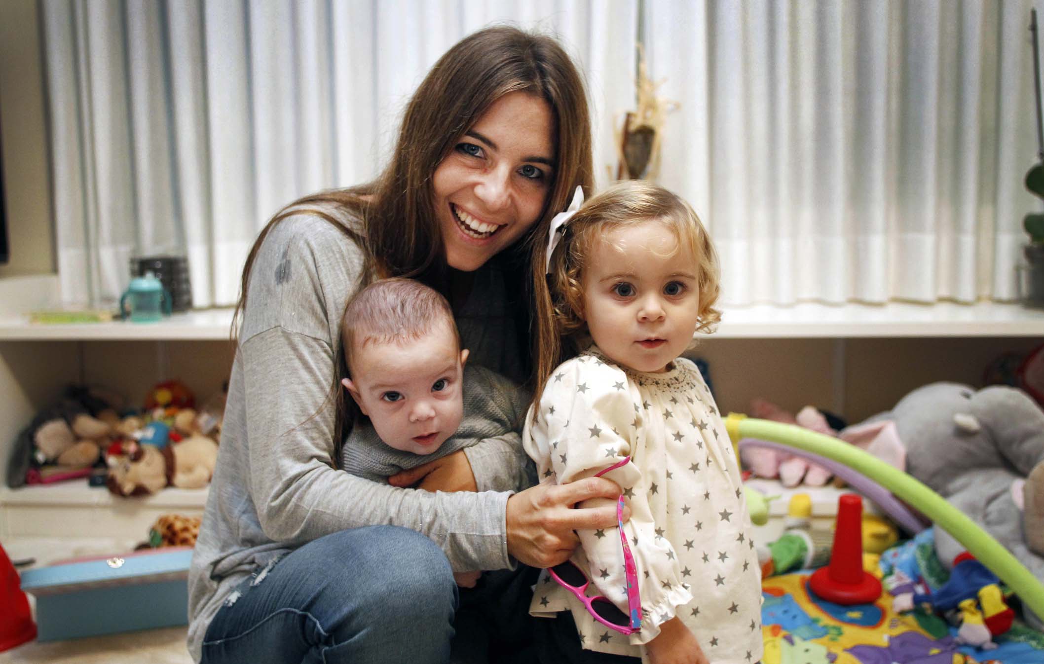Ana Esteban Hernández con sus dos hijos, Daniela y Mateo, en su casa de Valencia.  