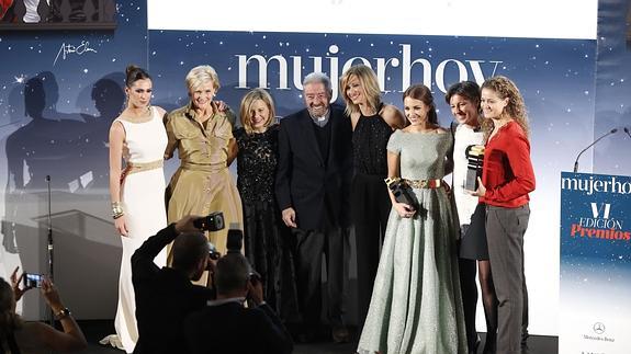 Paula Echevarría, tercera por la derecha, junto al resto de los premiados y los responsables de Mujer Hoy y Taller de Editores. 