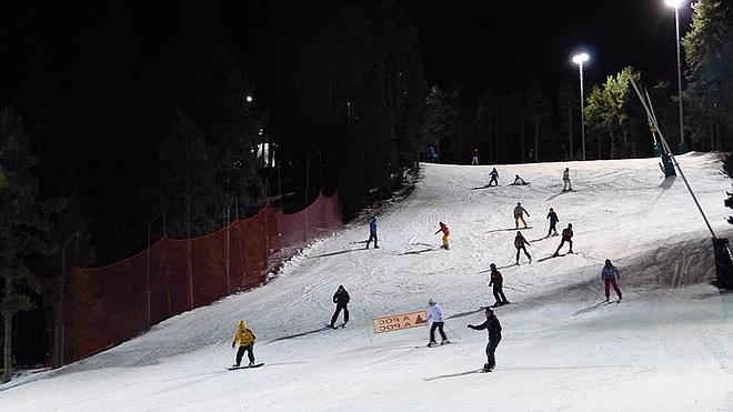 Esquiadores inaugurando la temporada de esquí nocturno en Masella