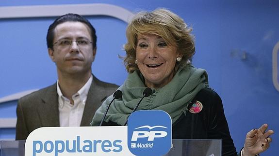 La presidenta del PP en Madrid, Esperanza Aguirre, durante la rueda de prensa. 