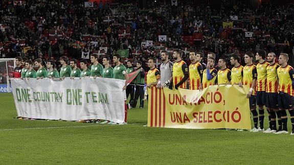 Las selecciones de Euskadi y Cataluña, posan antes del inicio del encuentro. 