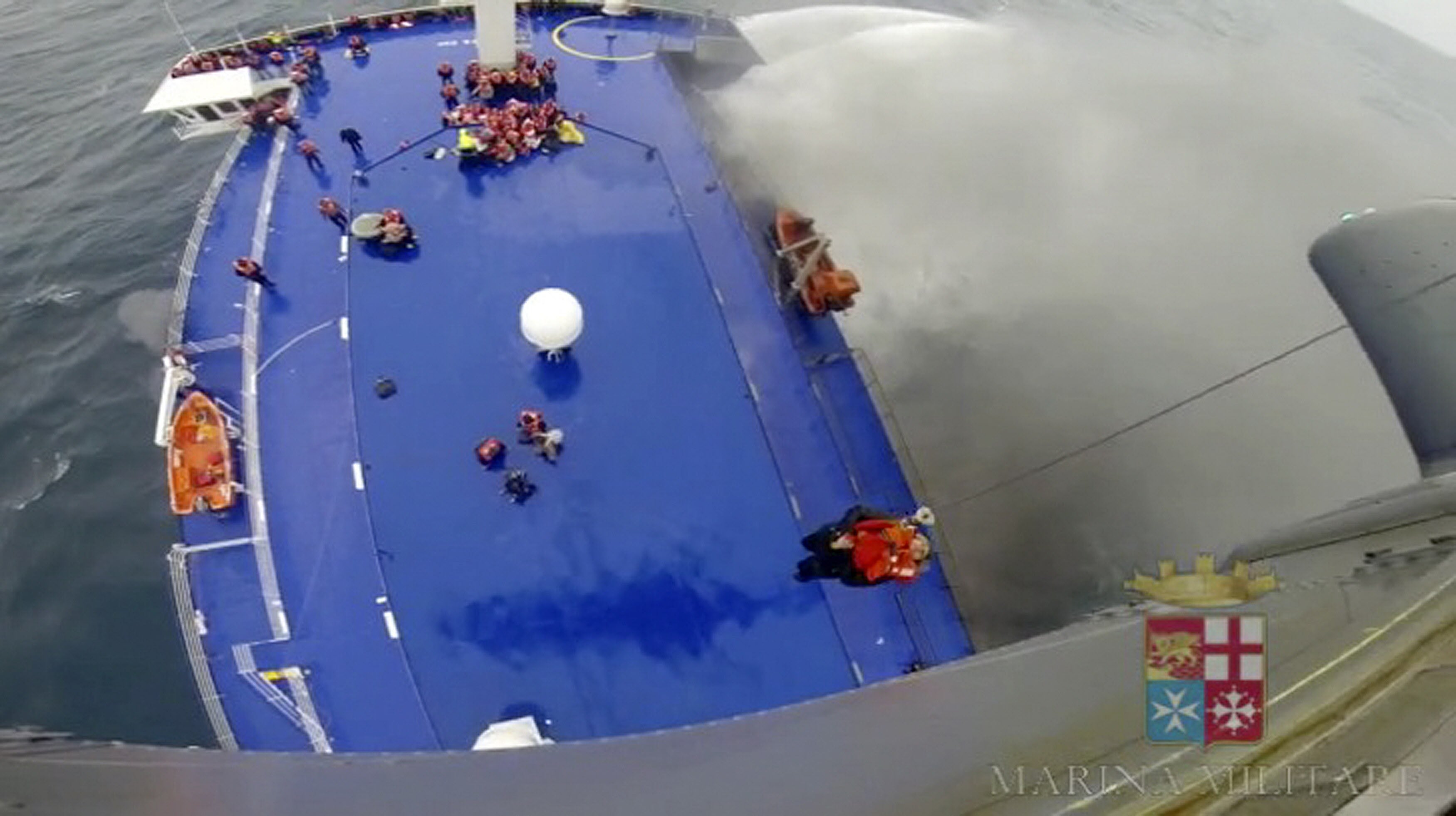 Cubierta del ferry donde aún quedan pasajeros.  