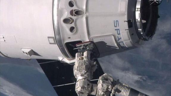 Astronautas de la EEI durante el acople de la cápsula Dragon.
