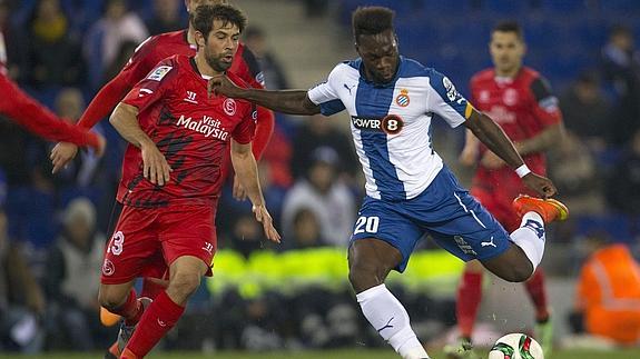 Caicedo (d) intenta rematar. 