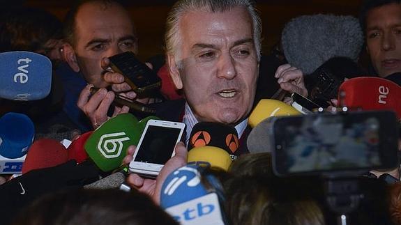 Luis Bárcenas atiende a los medios tras salir de la cárcel. 