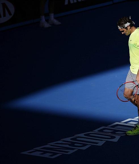 Federer se lamenta durante el partido. 