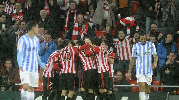 Los futbolistas del Athletic celebran el gol de Aduriz.  