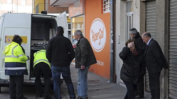 Operarios trasladan al instituto de medicina legal el cadáver de la fallecida. 