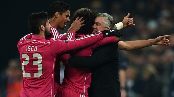 Los jugadores abrazan a Ancelotti tras un gol al Schalke