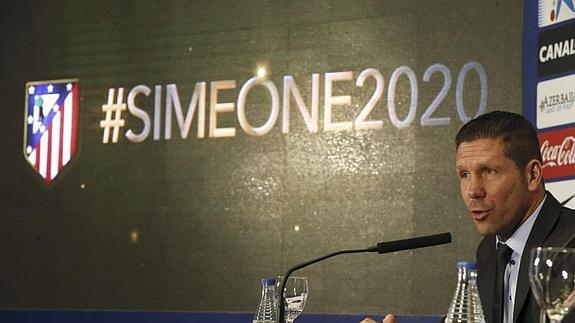 Simeone comparece tras su renovación. 