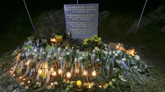 Velas y flores en recuerdo de las víctimas. 