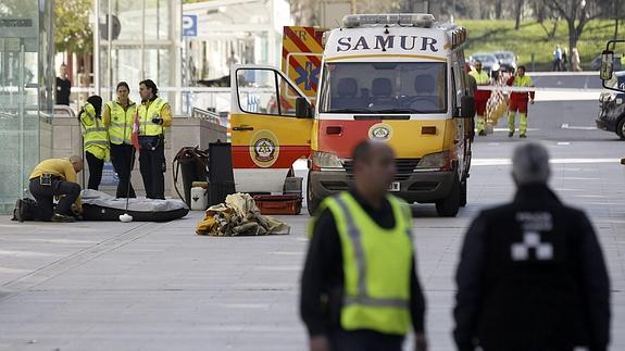 Los Tedax inspeccionan la oficina de correos del Palacio de Cibeles.