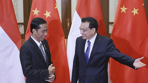 El primer ministro chino, Li Keqiang (dcha), se reúne con el presidente indonesio, Joko Widodo./ 