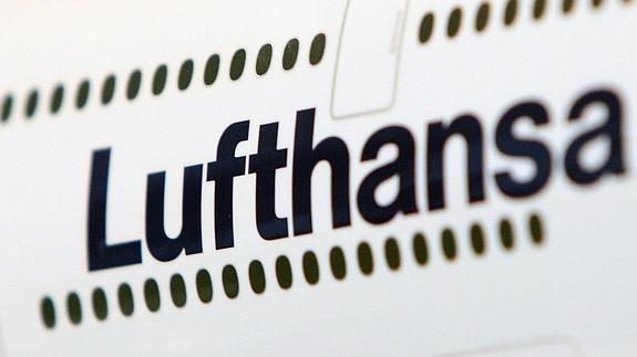 Un avión de Lufthansa en el aeropuerto de Fráncfort.
