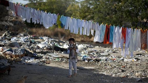 Un niño pasea por El Gallinero.