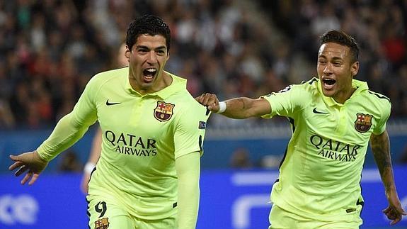 Luis Suárez (i) y Neymar celebran un gol. 