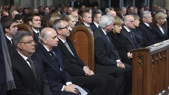 El ministro del Interior español, Jorge Fernandez Díaz, junto a otros de los asistentes al funeral. 