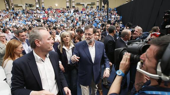 Mariano Rajoy, junto al presidente de la Generalitat Alberto Fabra (i), y la candidata al ayuntamiento de Alicante, Asunción Sánchez Zaplana