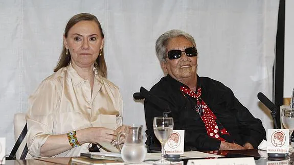 Laura García Lorca, junto a Chavela Vargas, en un acto de la fundación del autor granadino. 