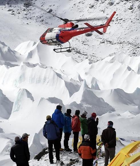 Un helicóptero de rescate sobrevuela el campamento base del Everest. 