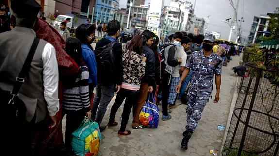 Miles de personas forman cola para salir de Katmandú.