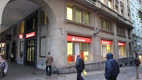Exterior de una sucursal del Banco Santander. 