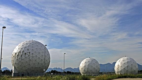 Tres radares del Servicio Federal de Información (BND) alemán en Bad Aibling, Alemania. 