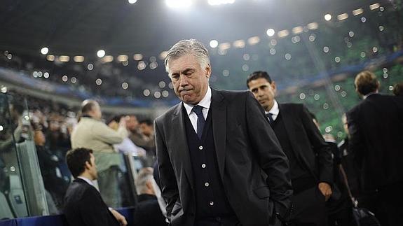 Carlo Ancelotti, camino a los vestuarios en Turín. 