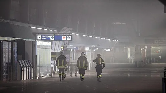 Tres bomberos, en el aeropuerto.