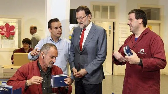 Mariano Rajoy, durante la visita al centro de la Asociación de Atención a las Personas con Parálisis Cerebral de la Rioja. 
