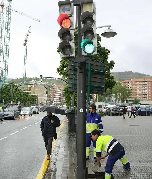 Operarios trabajan en la sincronización de los semáforos.
