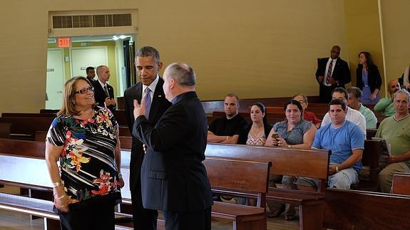El presidente de Estados Unidos, Barack Obama (c), habla con el rector de la Ermita de la Caridad del Cobre (d).