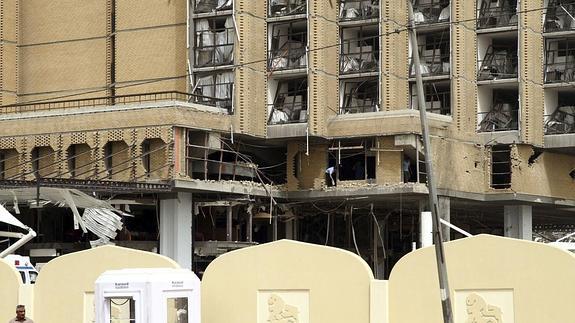 Destrozos causados por la explosión en el hotel Babilonia de Bagdad.