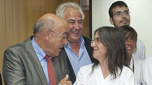 El conseller de Salud, Boi Ruiz, habla con una de las personas del ambulatorio que atendieron al niño contagiado de difteria. 