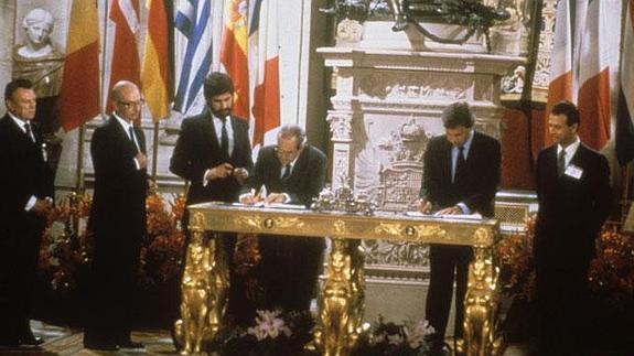 Momento en el que Felipe González firma el Tratado de Adhesión. 